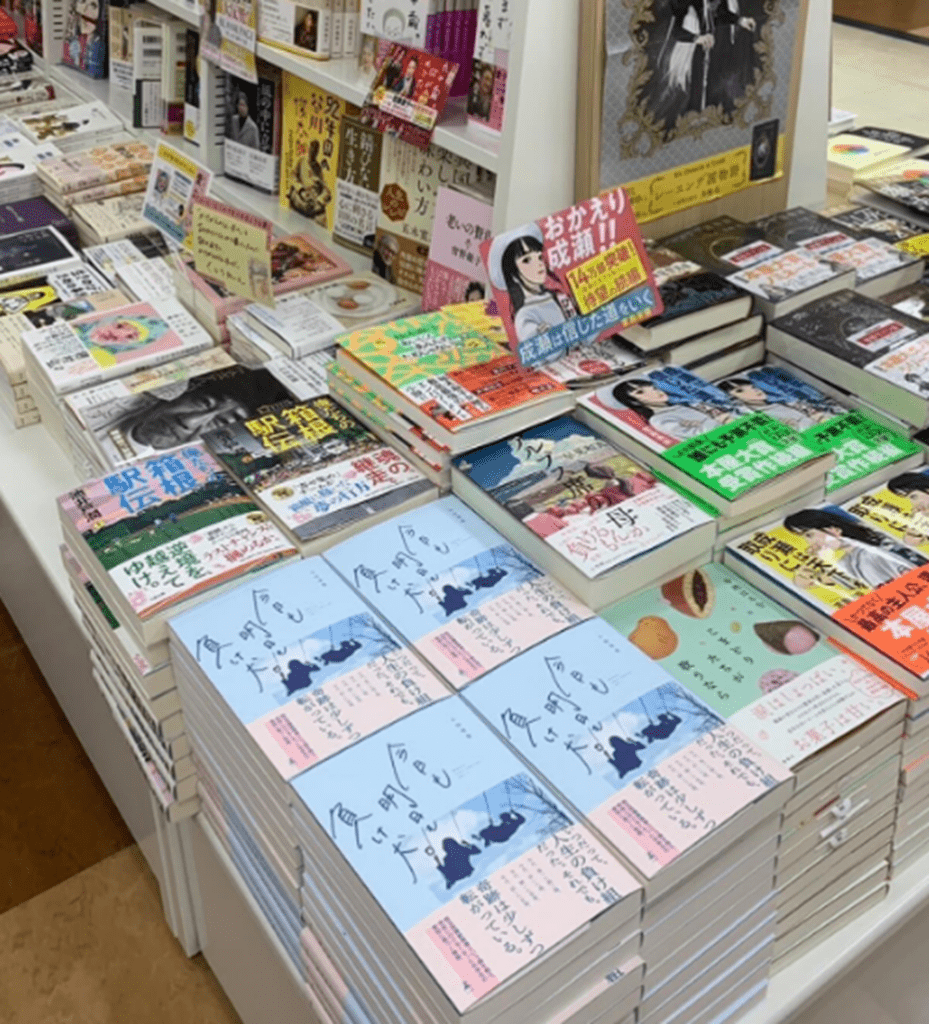 店頭に並んだ本（@ntsu_82さんより提供）