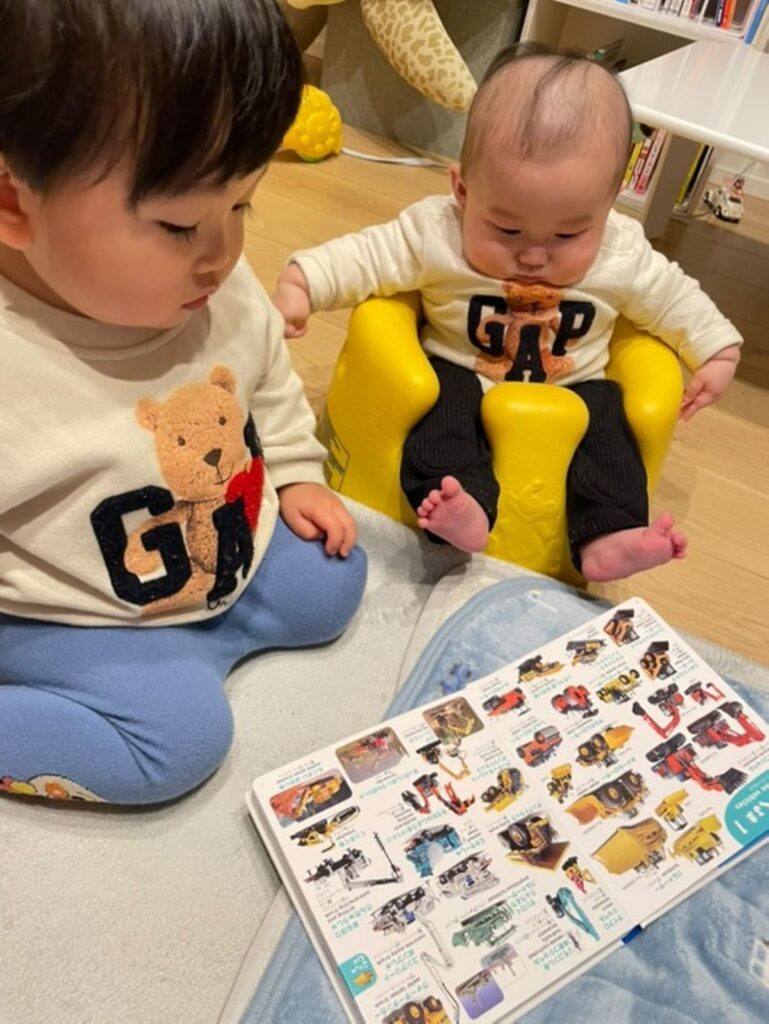 一緒に本を見る2人（＠2525satobabyさんより提供）