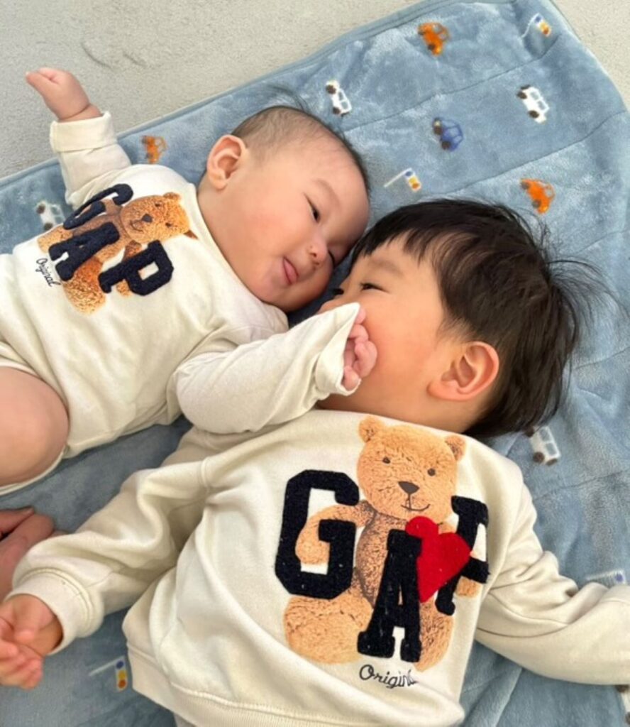 並んで寝転ぶ2人（＠2525satobabyさんより提供）