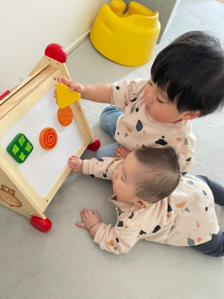 一緒に遊ぶ2人（＠2525satobabyさんより提供）