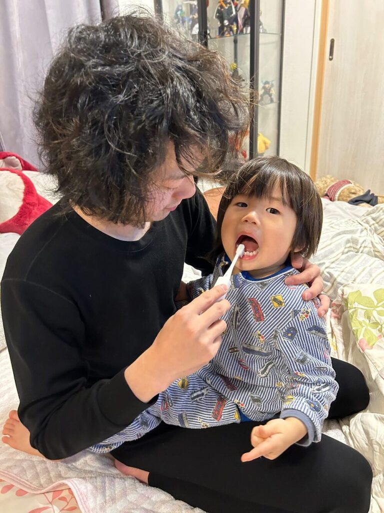 歯磨きもパパがいい（@ckn.t_731さんより提供）