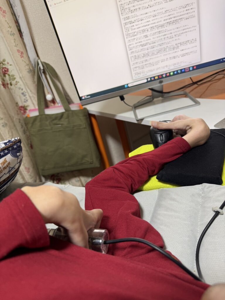 両手を使って操作しています（＠oldrookie.tさんより提供）