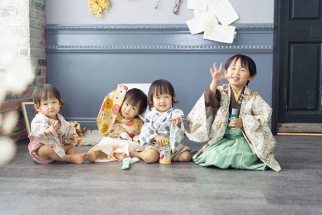 長男くんと三つ子ちゃん（@uruhanafamilyさんより提供）