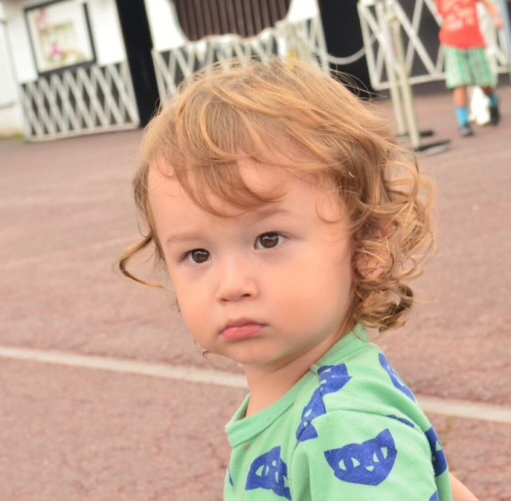 幼い頃の様子（＠mum.madeforuandmeさんより提供）