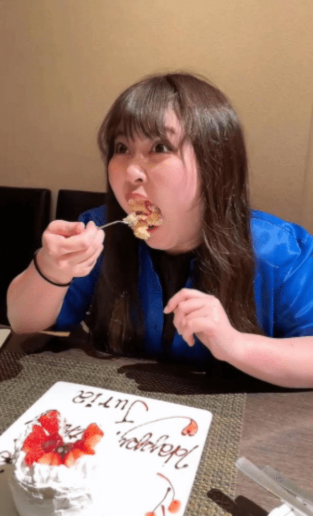 ビフォー：スイーツをほおばる（@j14505さんより提供）