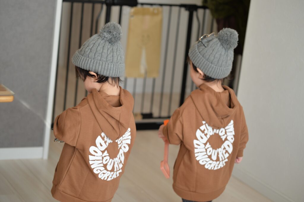 2人の後ろ姿（@manakanatwinsさんより提供）