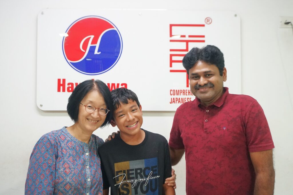 早川日本語学校＆文化センターを運営する清水さん（左）とセンディルさん（右）夫妻。息子さんと一緒に