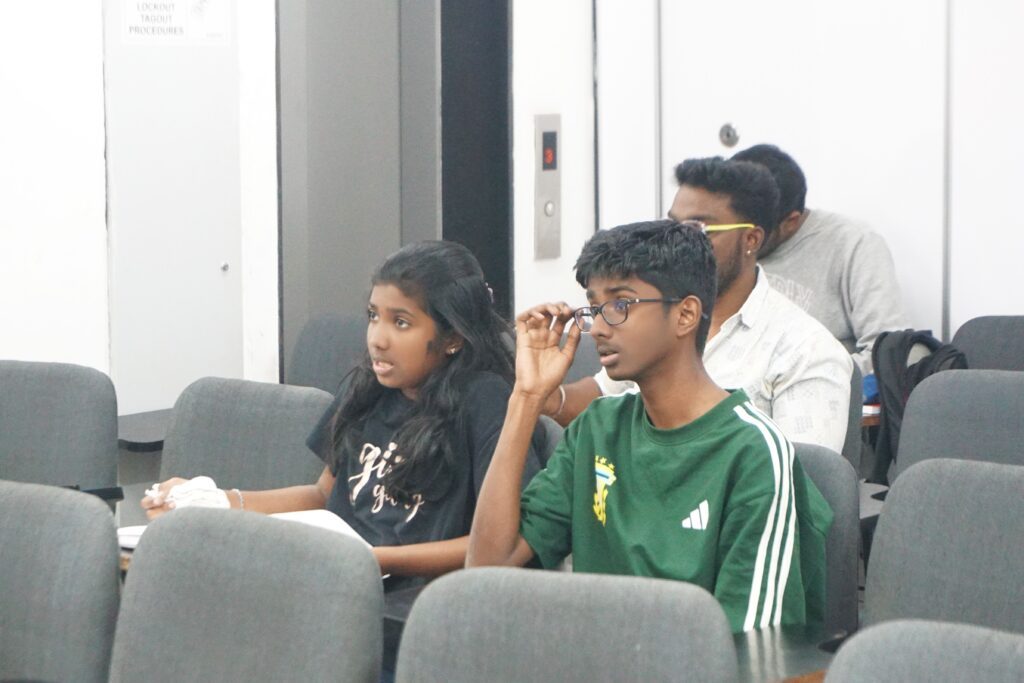 授業を受けるインド人生徒たち