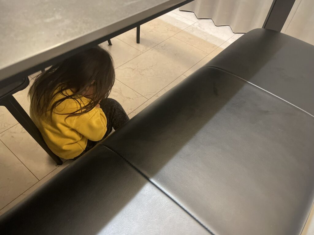 テーブルの下に隠れています（@yuho_kohoさんより提供）