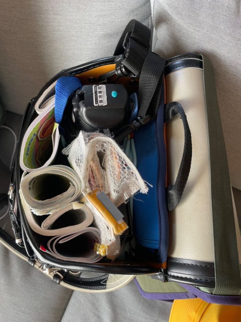 【実際の写真3枚】　ランドセルの中身