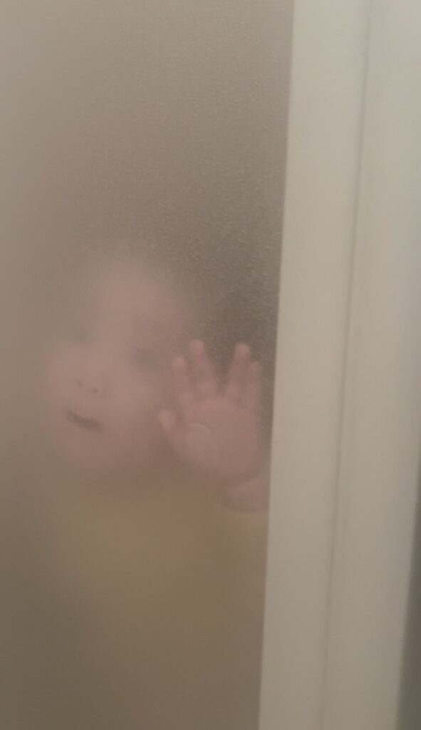 お風呂のドアに…（@Alice_lgstさんより提供）