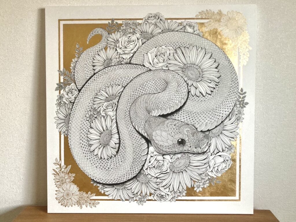 背景の金属箔と絵（@saki_pen_artさんより提供）