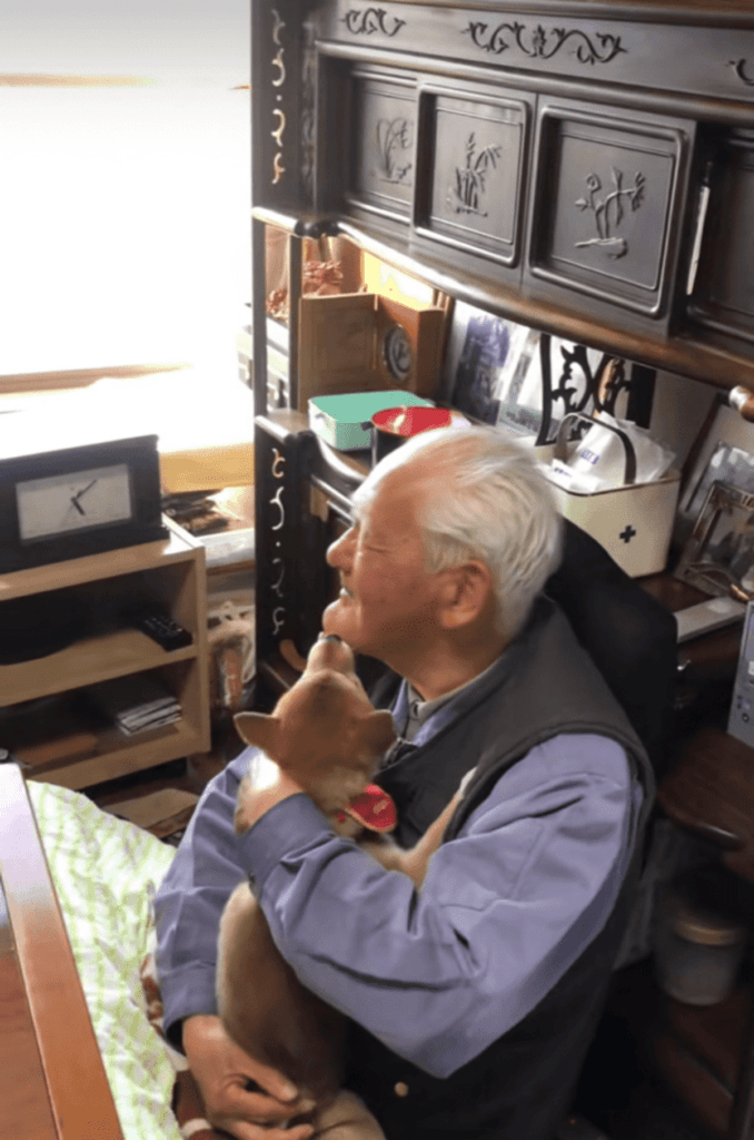 ひいおじいちゃんに懐いている様子（@adi_das.shibaさんより提供）