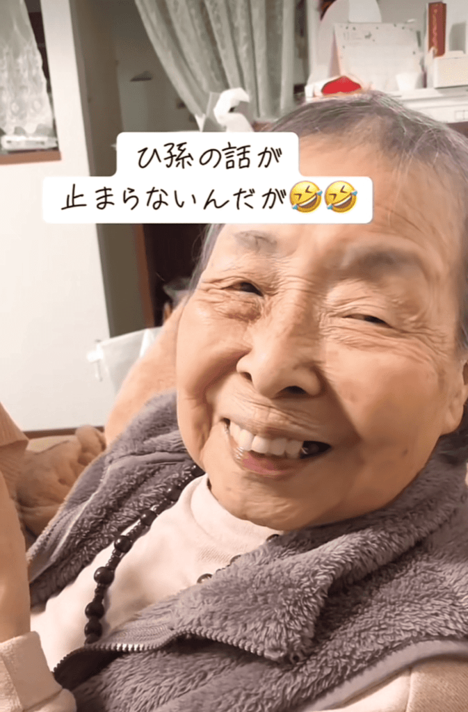 ひ孫の話が止まらないおばあちゃん（@tomopi1107さんより提供）