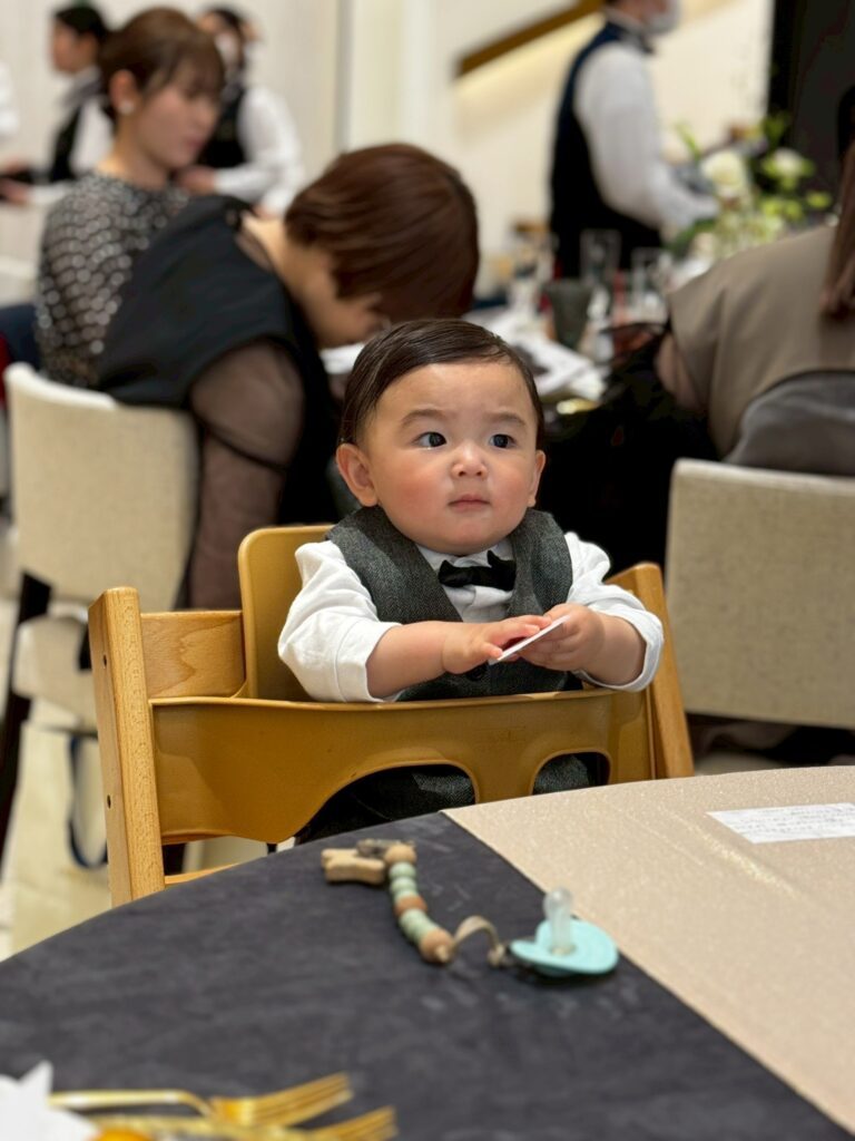 フォーマルスタイルの息子さん（@zendaaayoさんより提供）