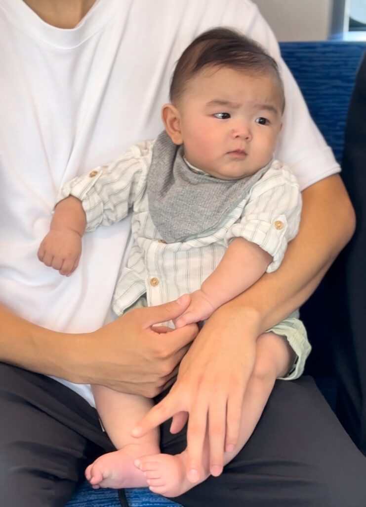 抱っこされる息子さん（@zendaaayoさんより提供）