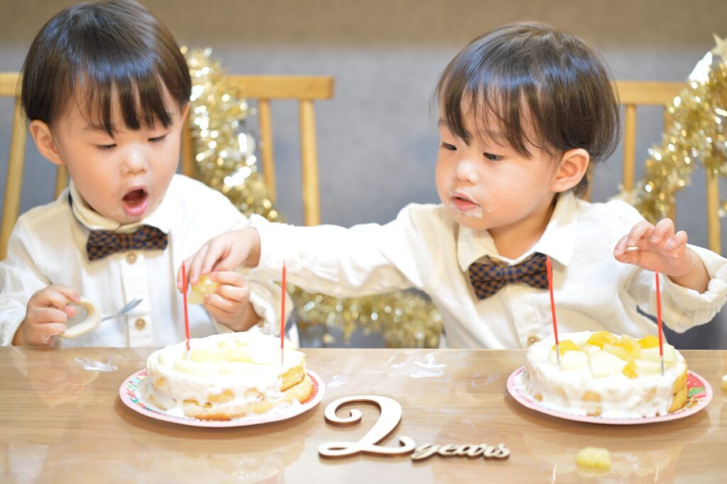 バースデーケーキを食べる2人（@manakanatwinsさんより提供）
