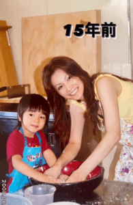 2008年に撮影した母と息子の2ショット　15年後の姿に「イケメン過ぎ」「立派な成人になったね」「素敵な親子、羨ましいです」