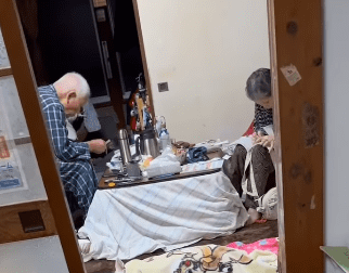 くつろぐじいじ達　しかし、よく見ると…！？「かわいすぎる」「安心してる」「一体化」「幸せのひととき」