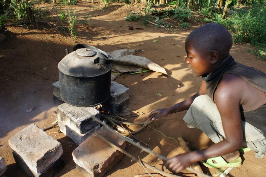 ウガンダでの改良かまどを使わない料理風景
