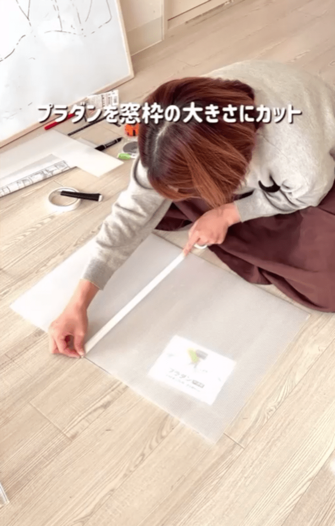 プラダンを窓枠に合わせてカット（@momiji_ieさんより提供）