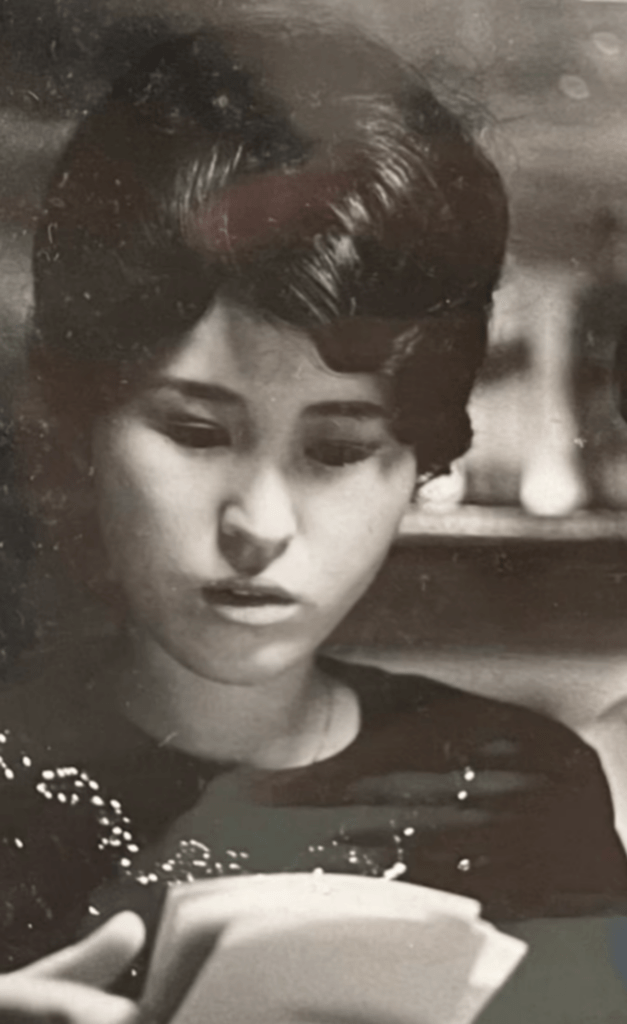 何かを読んでいる若かりし頃の祖母（@shiori9211さんより提供）