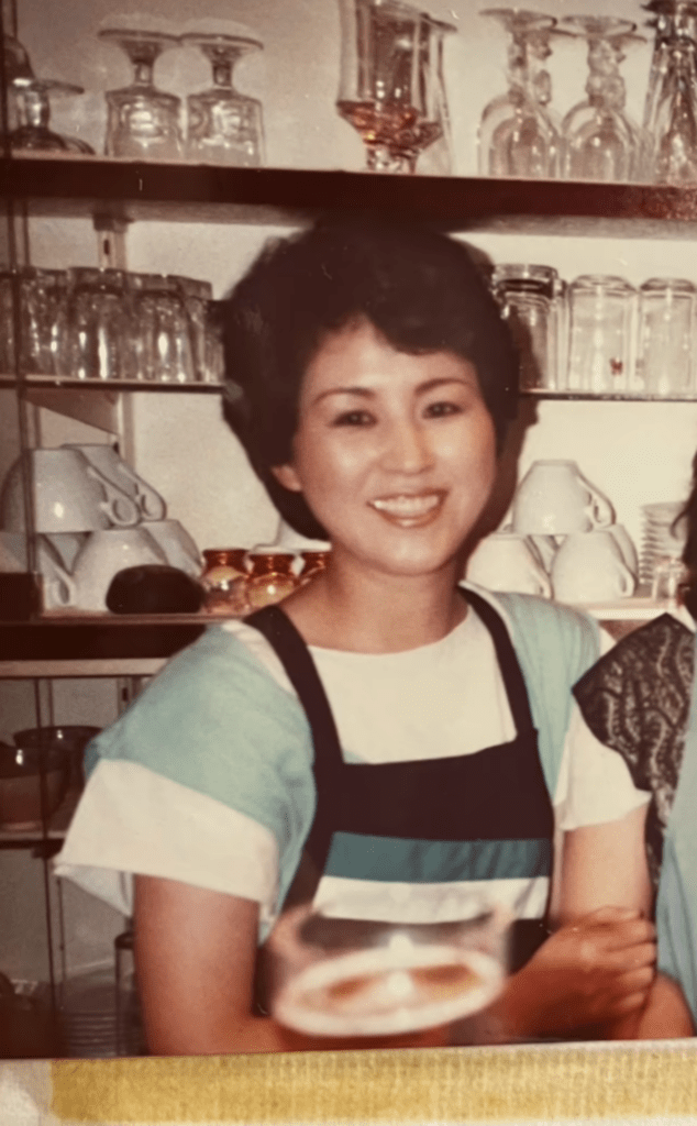 喫茶店にいた頃（@shiori9211さんより提供）