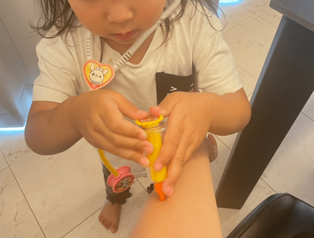 お医者さんごっこをする娘さん（@yuho_kohoさんより提供）