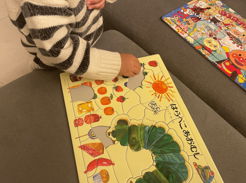 パズルを楽しむ娘さん（@yuho_kohoさんより提供）