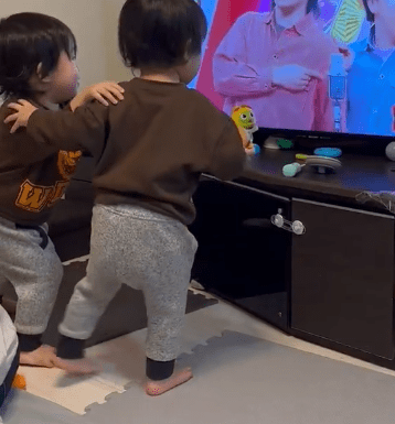 漫才の真似をする2人（@manakanatwinsさんより提供）