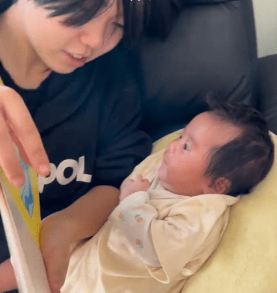 読み聞かせ中の2人の様子（@maaaaaaaaki.nさんより提供）