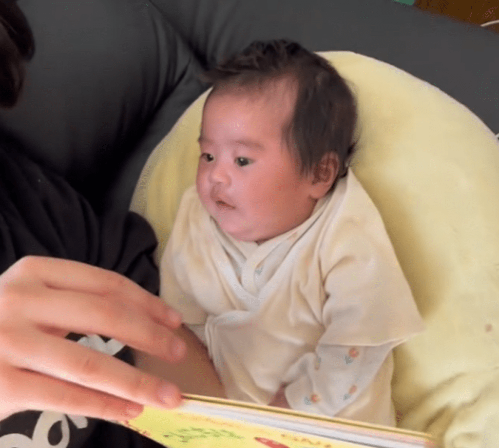 しっかり聞いている次女ちゃん（@maaaaaaaaki.nさんより提供）