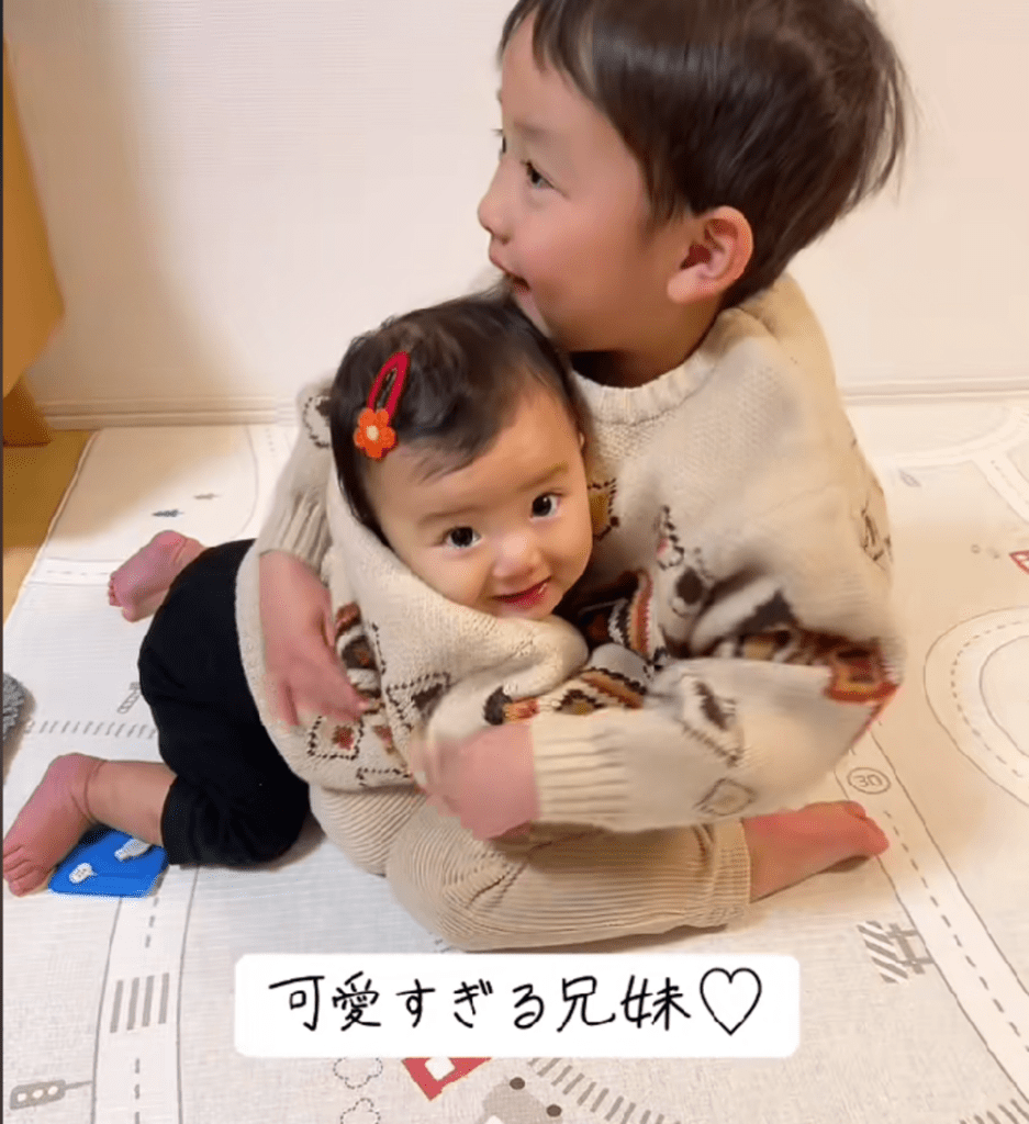 仲良く抱き合う2人（@aoto_83さんより提供）