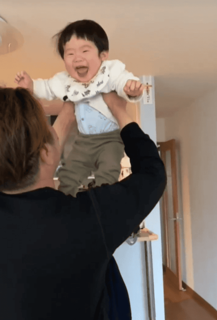 高い高いに大喜び（@hui5_21さんより提供）