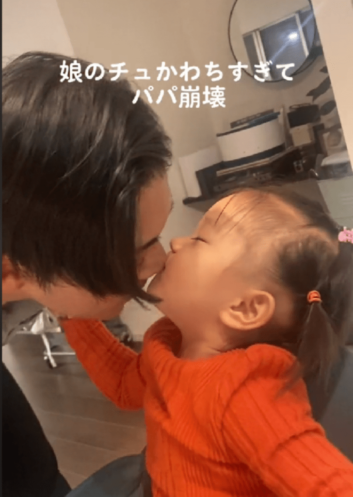 帰宅したパパさんに披露（@mkmkmkmkm88さんより提供）