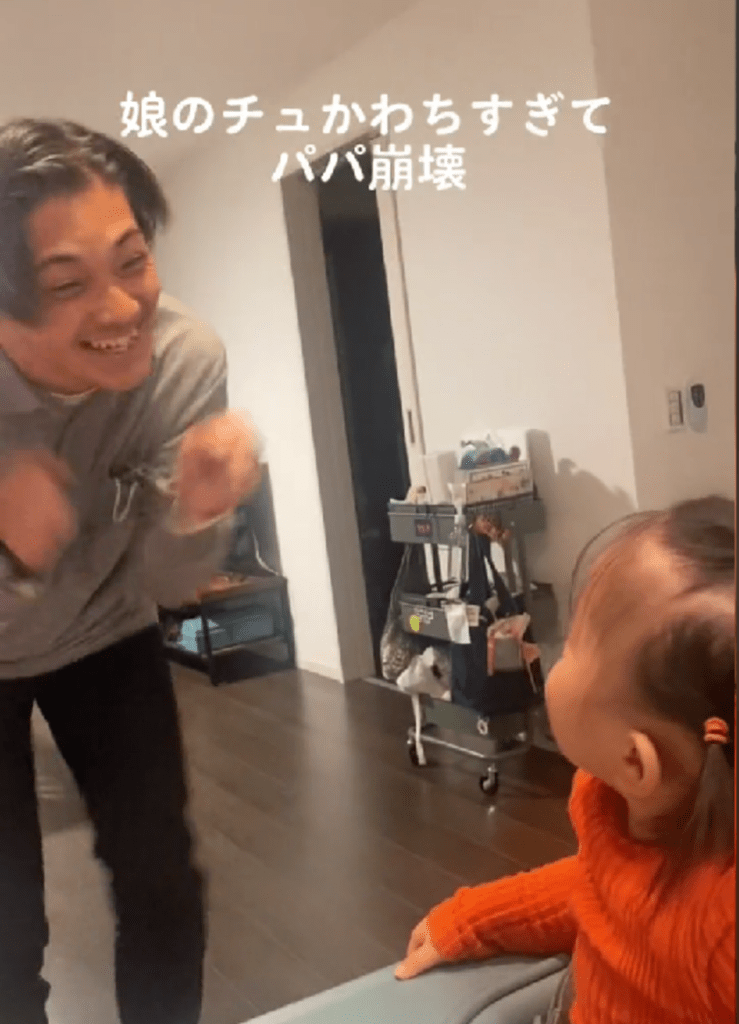 狂喜乱舞するパパさん（@mkmkmkmkm88さんより提供）