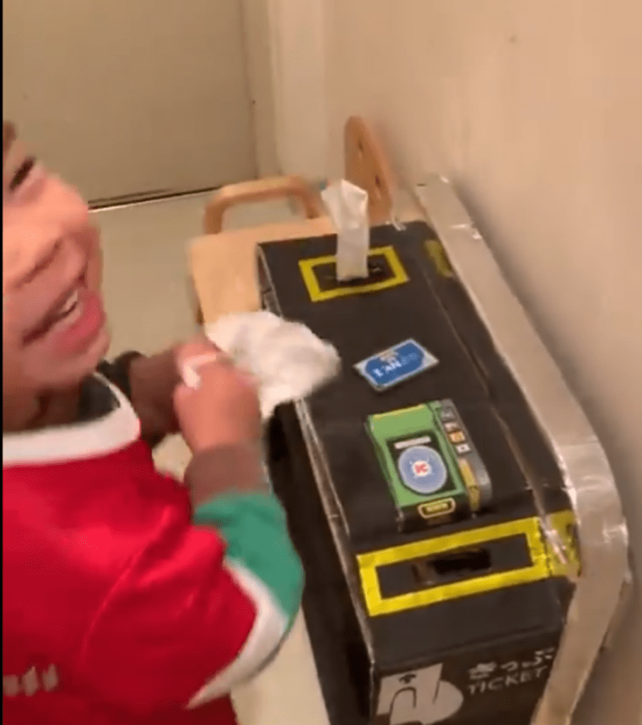 とても嬉しそうな息子さん（@dandanb_damaさんより提供）