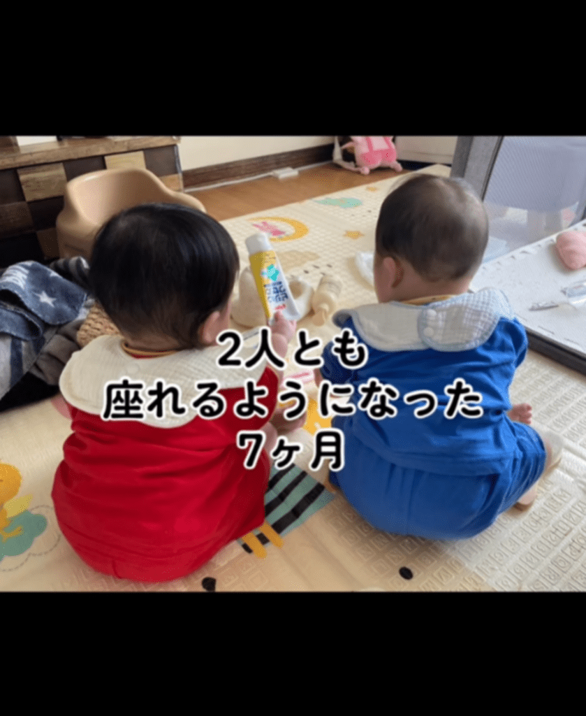 2人仲良く座っています（@danee0129さんより提供）