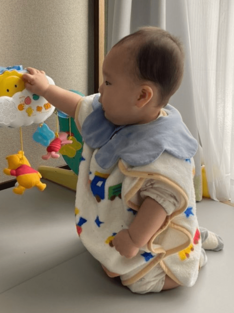 おもちゃで遊ぶ息子さん（@harepare520さんより提供）