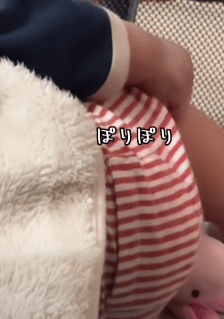 足をぽりぽりとかく様子はまるでおじさん！？（@o_chan25252さんより提供）