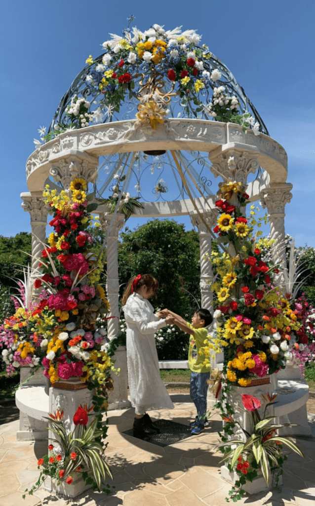 花に囲まれたツーショット（@kazumero1115さんより提供）