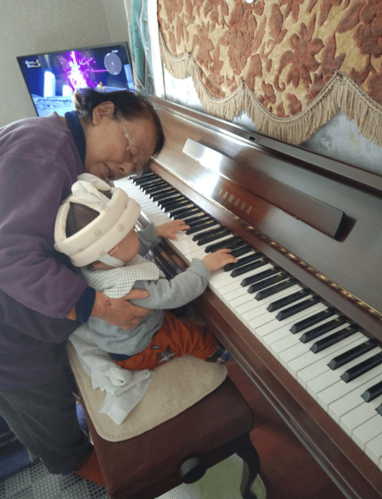 ピアノで遊んでいる様子（@UxOAHibFiFkNR5iさん）
