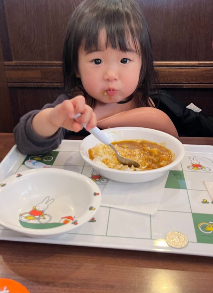 ご飯を食べる娘さん（@N5Einさんより提供）