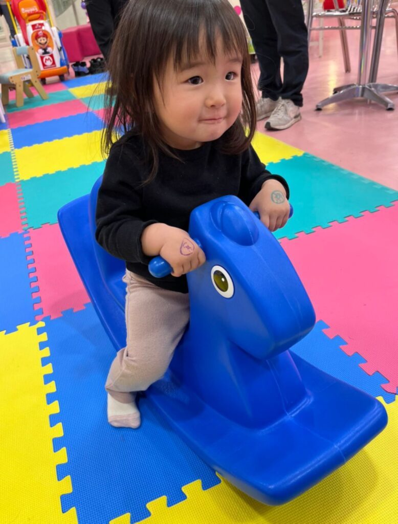 遊んでいる娘さんの様子（@N5Einさんより提供）