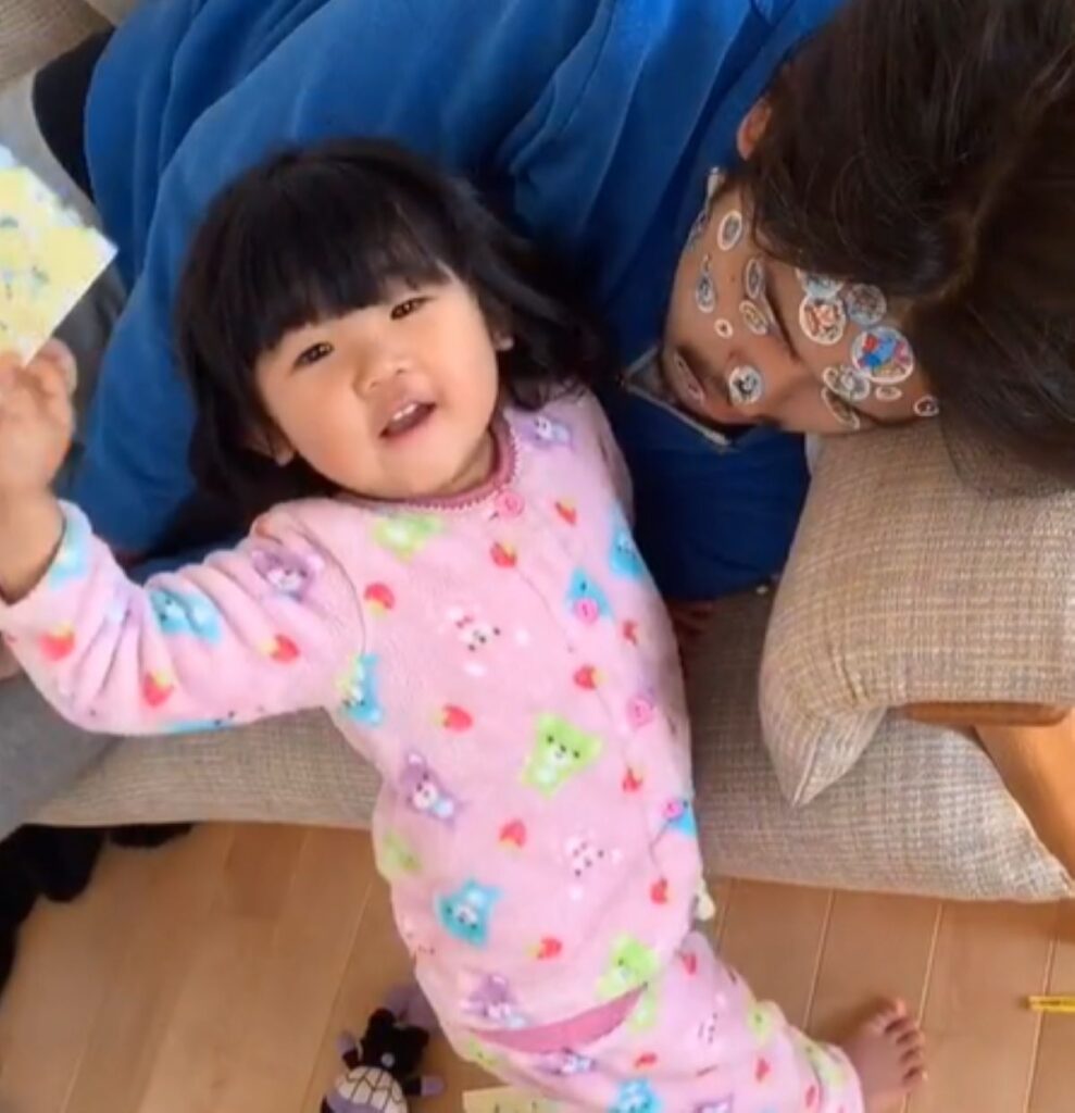 嬉しそうな娘さん（＠buuu0109さんより提供）