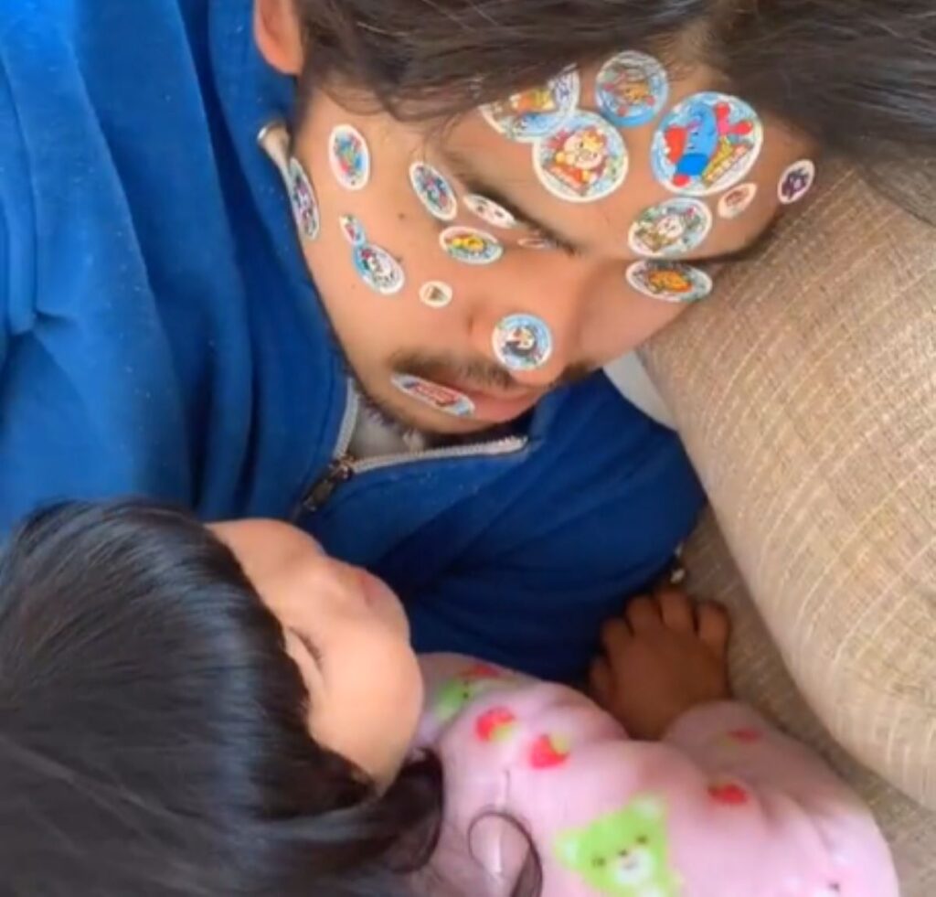 パパさんの顔はシールだらけに（＠buuu0109さんより提供）