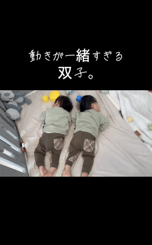 1歳の時のシンクロする2人（@manakanatwinsさんより提供）