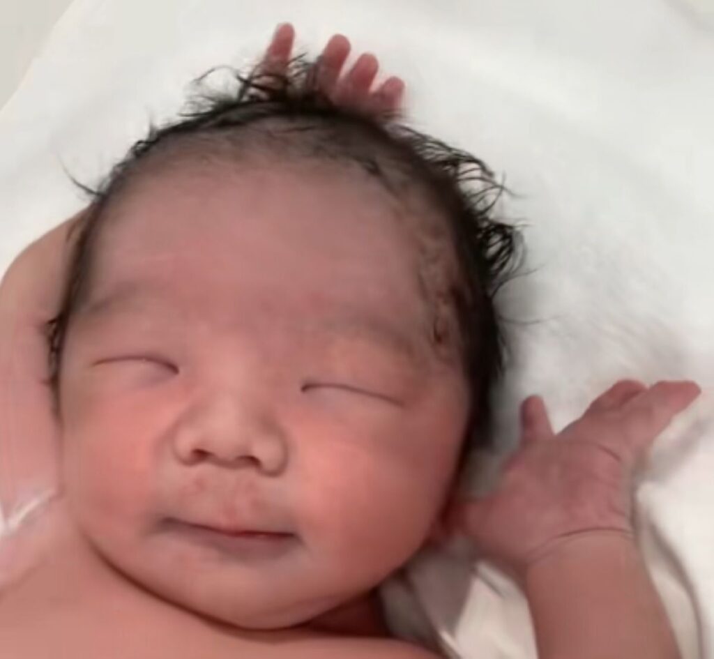 笑っているかのよう（＠lovely.diary.babiesさんより提供）