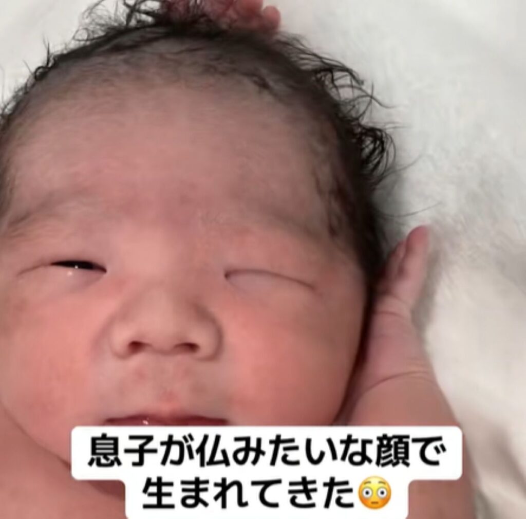 目が少し開いています（＠lovely.diary.babiesさんより提供）