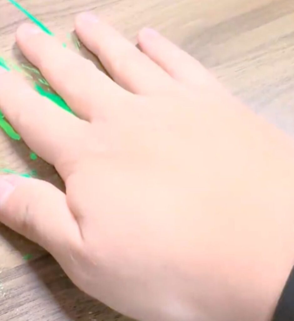 手で押さえます（＠graffitiman_jpさんより提供）